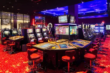 Một dealer chuyên nghiệp chào đón người chơi tại bàn roulette, gợi lên cảm giác casino trực tiếp chân thực trên 789BEF.