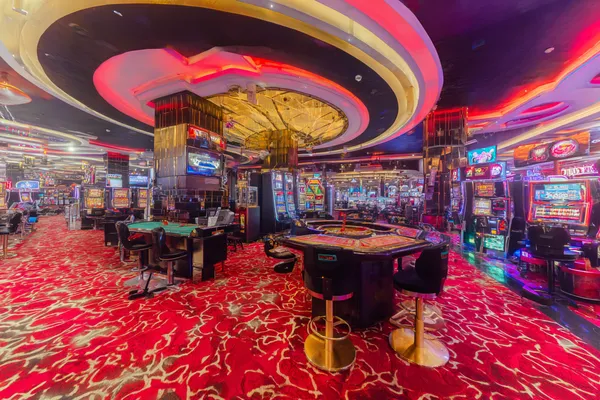 Cận cảnh vòng roulette cùng những đồng xu vàng, thể hiện nhịp chơi sống động trong khu vực casino của 789BEF.