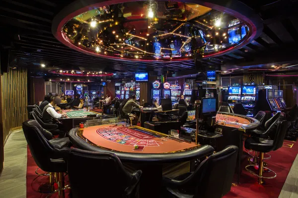 Một cô gái mỉm cười khi chơi game trên laptop với các biểu tượng casino xung quanh, thể hiện bộ sưu tập trò chơi đa dạng của 789BEF.