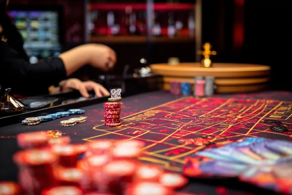 Vòng roulette phát sáng với chip đổ xuống, tượng trưng cho các trò chơi live và instant win trên 789BEF.