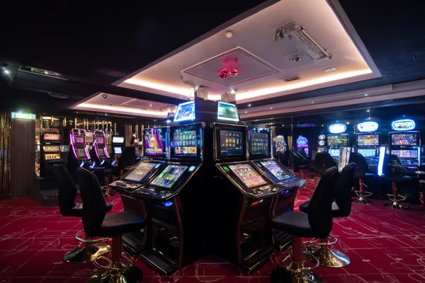 Một người dùng thao tác trên thiết bị trước nền casino huyền ảo, minh họa quá trình truy cập lại tài khoản mượt mà tại 789BEF.